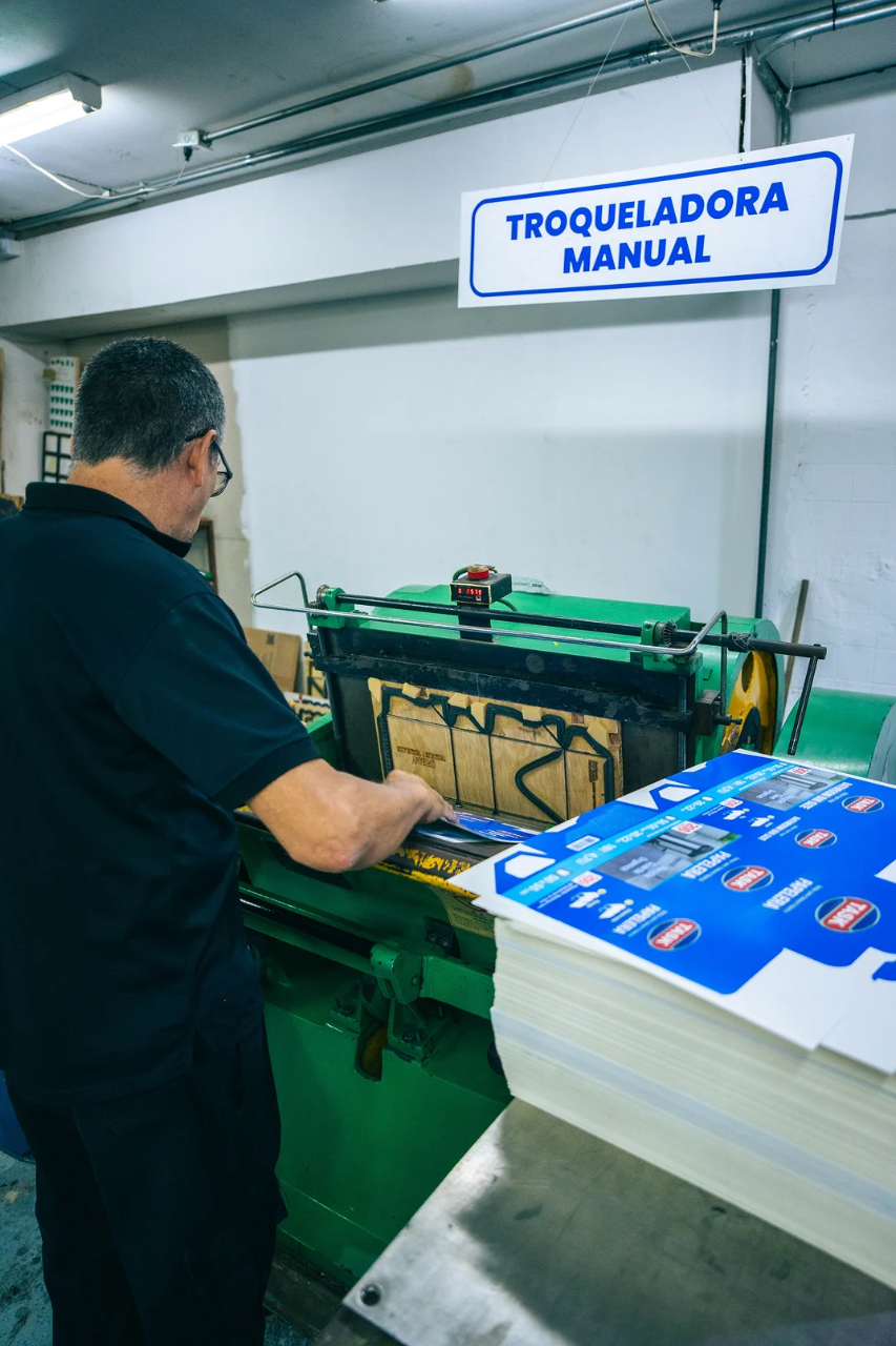 Operario en troqueladora manual – Promoimpresos